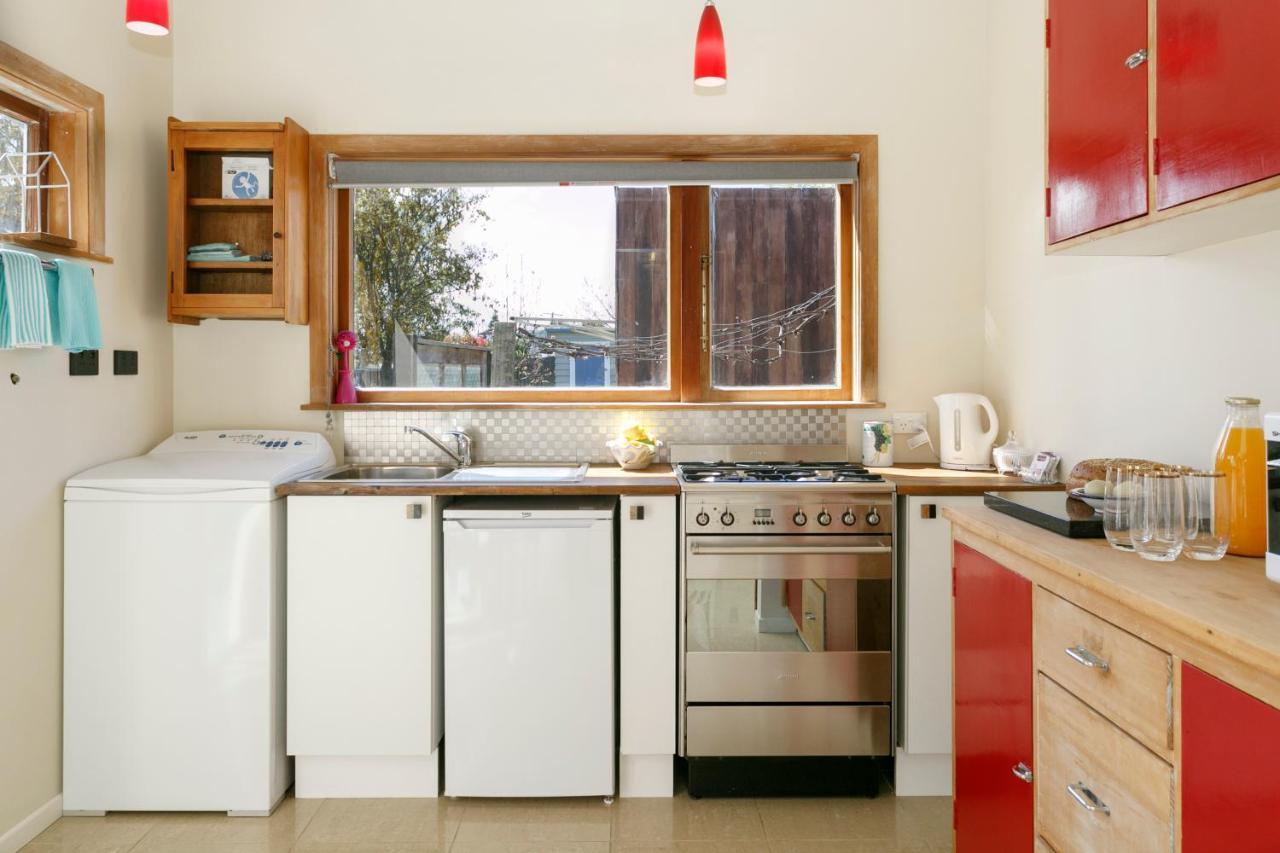 Studio Cottage - Walk To The Lake & Town Taupo Exterior photo